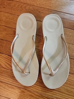 Women’s Flip Flop Iqushion Ergonomic Sandals Metallic Gold